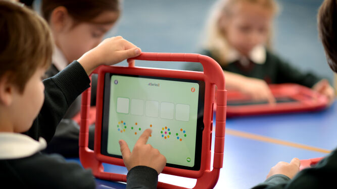 Alumnos de Primaria usan las nuevas tecnologías en un colegio privado.