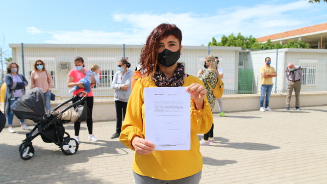 Rita García muestra la negativa de Educación a la solicitud de transporte escolar junto a otros padres y madres afectados del CEIP Torremar.
