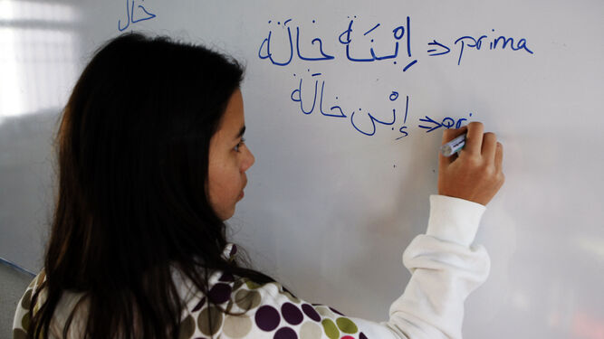 Una alumna en clase de árabe.