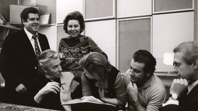 Karajan en unos estudios de grabación con Freni, Ghiaurov y la recién fallecida Christa Ludwig (1972).