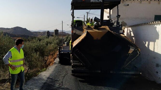 Cerca de un millón para arreglar vías rurales de Roquetas, Adra y Enix