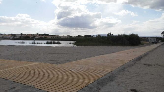 Nuevo camino de madera para unir las orillas de la laguna entre Puerto Rey y Las Marinas de Vera