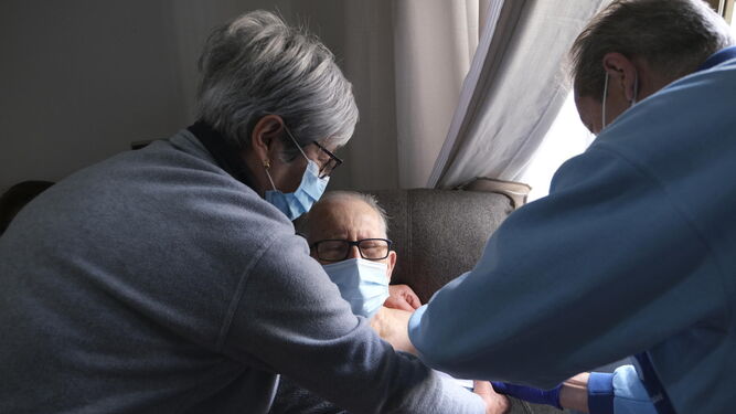 Un enfermero carga y administra las vacunas en las visitas a domicilios a mayores y dependientes.
