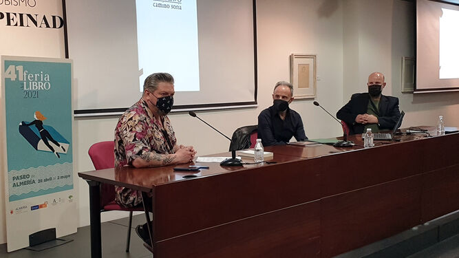 Edi Clavo junto a Diego Cruz y Manuel García Iborra, en la presentación de su libro.