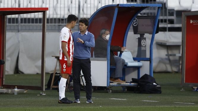 Rubi le da indicaciones a De la Hoz, que finalmente no salió al empatar el Oviedo.