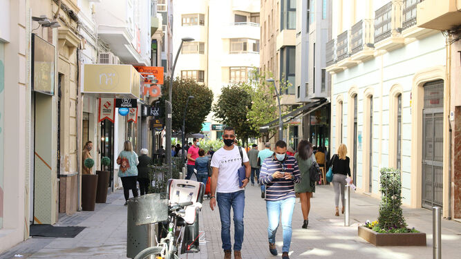 Con el buen tiempo y la reducción de restricciones, las calles de Almería recuperan la vida.