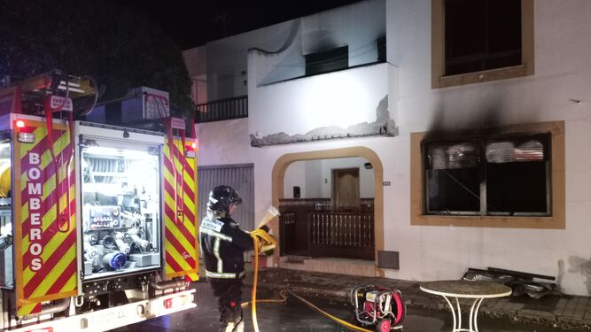 Los Bomberos de Almería extinguen un incendio originado en el interior de un dúplex en Cabo de Gata