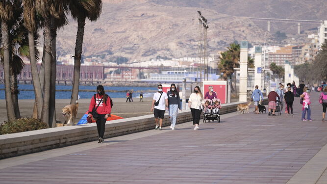 Almerienses caminando por el Paseo Marítimo.