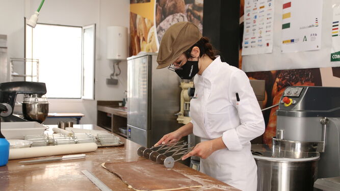 Una de las alumnas de FP participantes en Andalucía Skills en la modalidad de Panadería y Bollería.