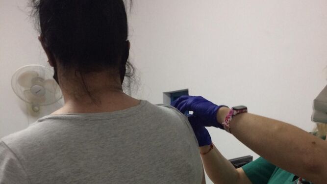 Salud vacuna en tres horas a los más de 800 internos de la prisión provincial de El Acebuche