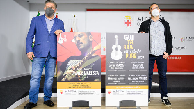 El concejal Diego Cruz presentando el ciclo ‘Guitarra en estado puro’ junto a Javier Maresca.