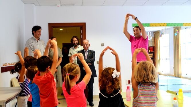 Imagen de archivo de una visita del alcalde de Roquetas a la Escuela de Música, Danza y Teatro.
