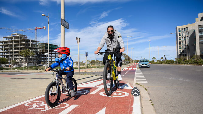 Un padre con su hijo en el nuevo tramo de carril bici de la avenida Adolfo Suárez