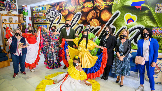 El acto sirvió también para inaugurar el mural de diez metros con fotografías de Colombia.