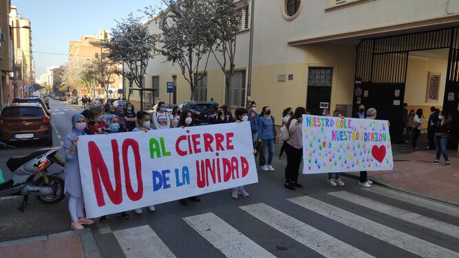 Familias del Colegio Indalo protestan contra el cierre de un aula de tres años