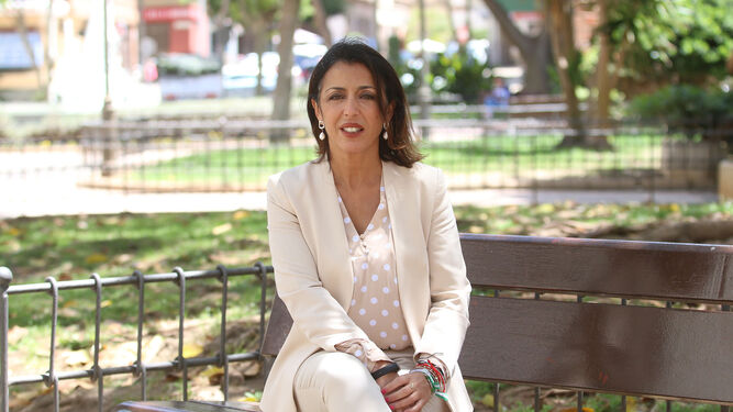 Marta Bosquet, presidenta del Parlamento de Andalucía, posando para Diario de Almería.