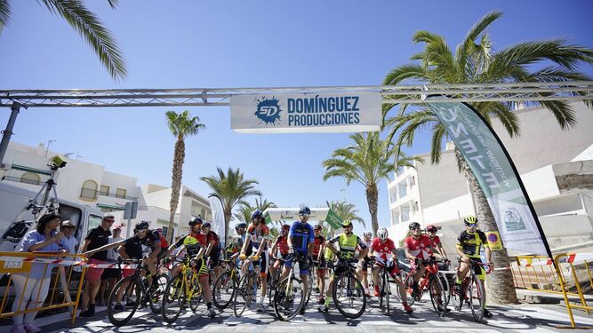 La I Vuelta a Carboneras recibe este fin de semana a 180 ciclistas