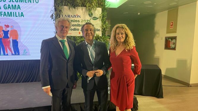 María Zamora, fundadora y consejera delegada de Wellsam con Francisco Castillo y Roberto Brasero en el acto de entrega del galardón.