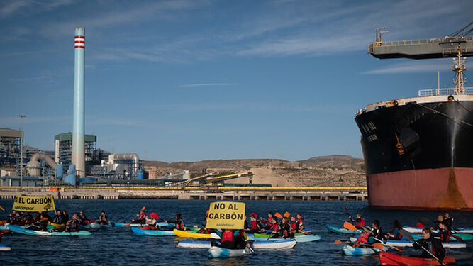 Protesta de Greenpeace frente a la central de Carboneras en el pasado
