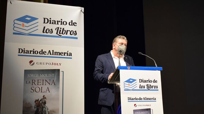 El concejal Diego Cruz durante su intervención en el acto literario.