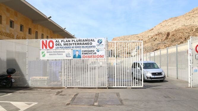 Lona en la lonja de Almería en la que se pide la dimisión del comisario europeo de Pesca