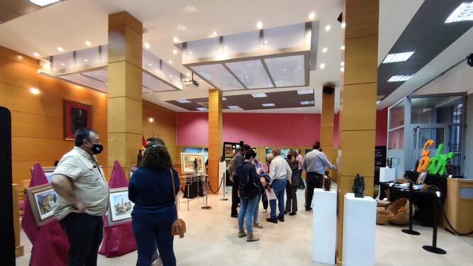 Lourdes Ramos inauguró el pasado lunes la exposición de arte en el salón de actos del Ayuntamiento de Gádor.