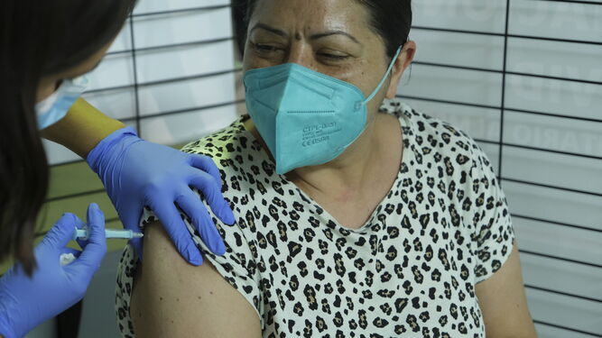 Una almeriense recibe la vacuna contra la COVID-19.