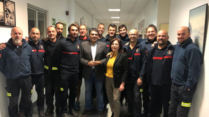 Miguel Cazorla, en una visita a los bomberos