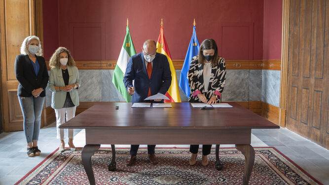 La alcaldesa, Patricia Cavada, y el presidente del Consejo de Hermandades y Cofradías, Manuel A. García López, en el momento de firmar el convenio.