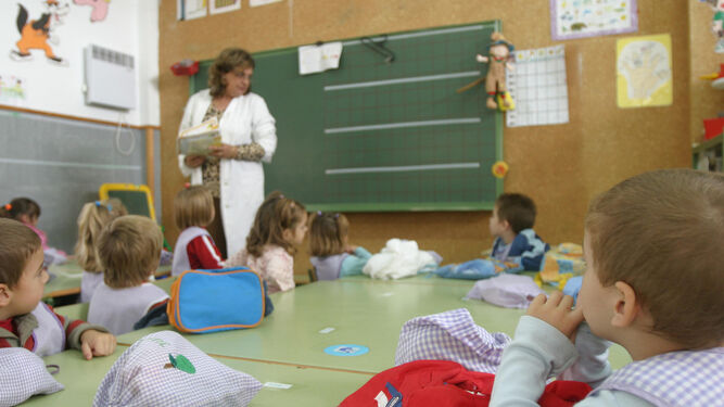 Imagen de archivo de jóvenes alumnos en clase, donde empieza a forjarse el habito del estudio.
