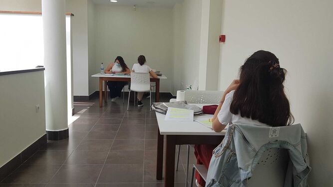 Estudiantes en la primera planta de la sala de estudios de General Serrano.