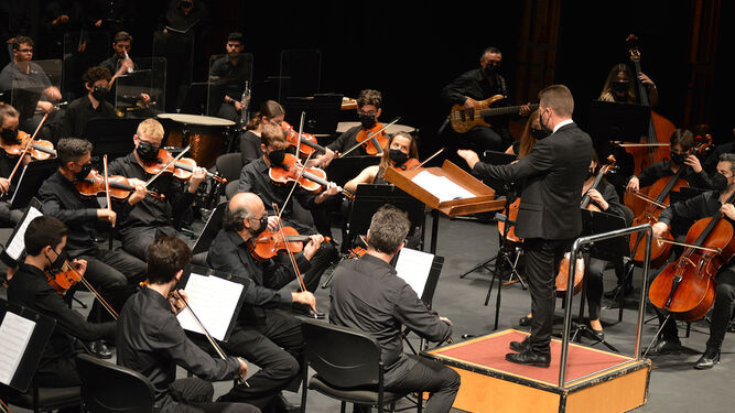 La Orquesta y El Coro del Hospital Torrecárdenas dirigidos por José Vélez.