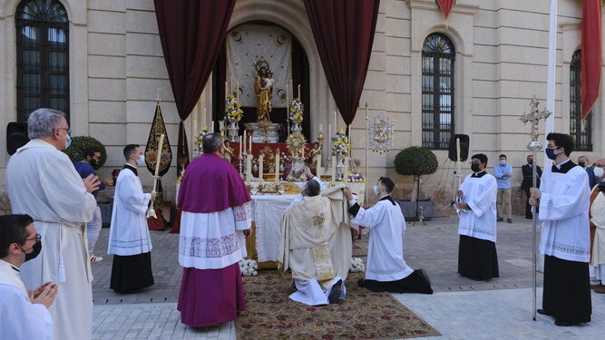 El Obispo coadjutor, ante el Altar Efímero de Prendimiento.