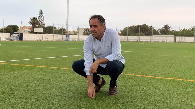 Juanjo Segura en el campo de fútbol de Las Dunas de Cabo de Gata