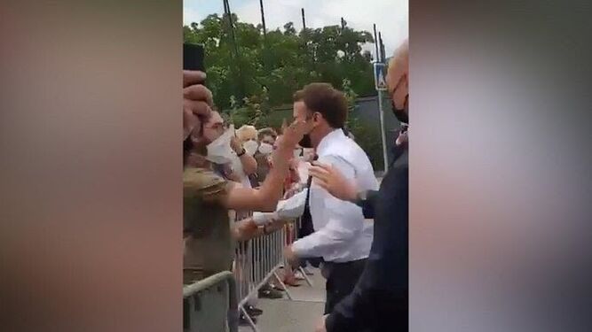 Macron, abofeteado por un hombre durante un viaje oficial