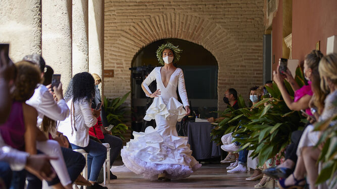 La Pasarela Flamenca Granada 2021 se reinventa y muestra su apoyo a los jóvenes diseñadores.
