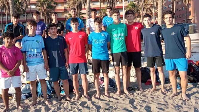 Selección cadete almeriense de fútbol playa entrenando en El Palmeral del Zapillo