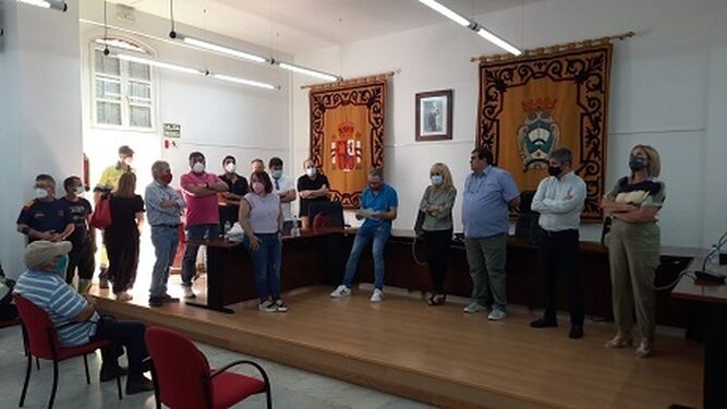 Castilla, en asamblea con los trabajadores auxiliares de la central de Endesa encerrados en el Ayuntamiento de Carboneras.