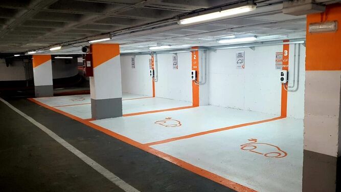 Zona de parking destinada a la recarga de coches eléctricos.