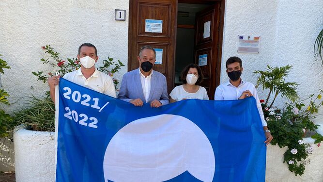 Delegado de Turismo y alcaldesa de Mojácar muestran la Bandera Azul.