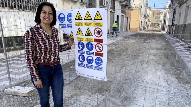 La alcaldesa, Puri Sánchez, visitando unas obras de saneamiento en Cantoria.