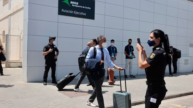 Luis Enrique llega a Sevilla entre fotografías a los internacionales.
