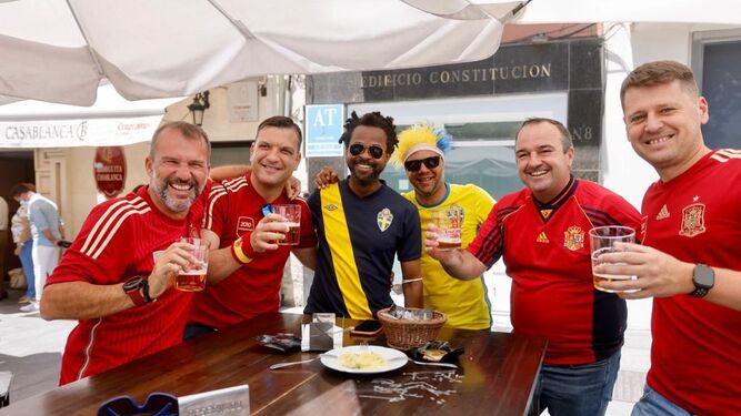 Aficionados de España y Suecia comparten cerveza en el Casablanca.