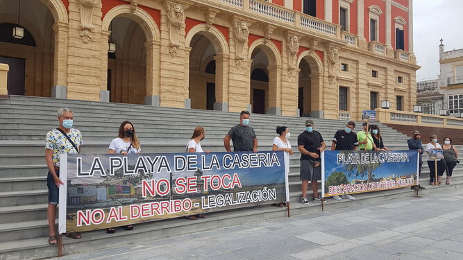 Protesta de los afectados por el derribo de las casetas de La Casería en el Ayuntamiento.