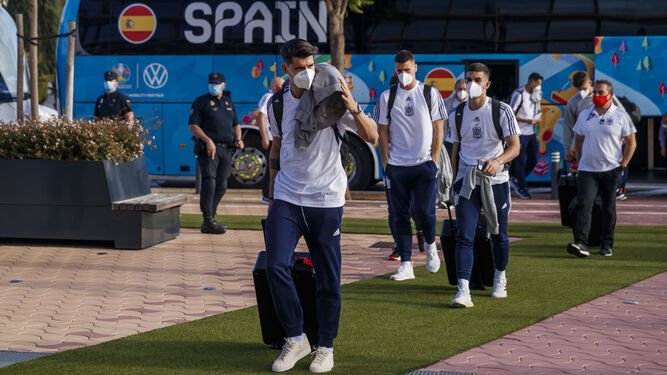 Morata saluda a los aficionados al llegar al hotel de la concentración de la selección en Sevilla.