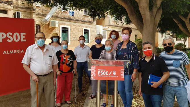 La portavoz del PSOE, con compañeros de su Grupo Municipal y vecinos de El Alquián