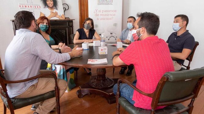 Reunión de la concejala Margarita Cobos  y responsables de la Cruz Roja