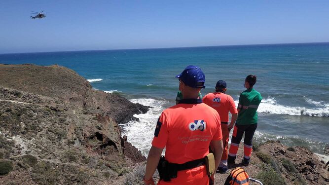 La Guardia Civil intenta rescatar los cuerpos sin vida de dos jóvenes ahogados en Cala Rajá