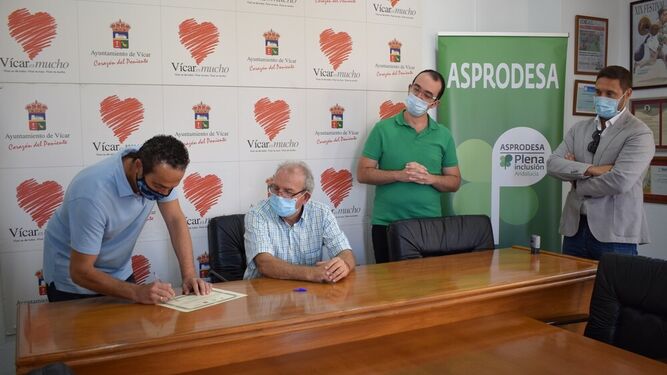El Ayuntamiento de Vícar rubricó en octubre del año pasado continuar colaborando con Asprodesa en la integración laboral de personas con discapacidad.