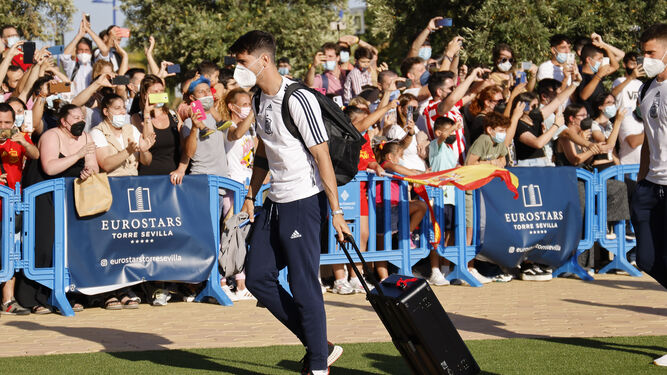 Álvaro Morata llega al hotel Eurostars Torre Sevilla.